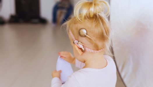 O implante coclear não devolve apenas sons — devolve possibilidades. A avaliação precoce é essencial para que cada criança tenha o melhor caminho de desenvolvimento.